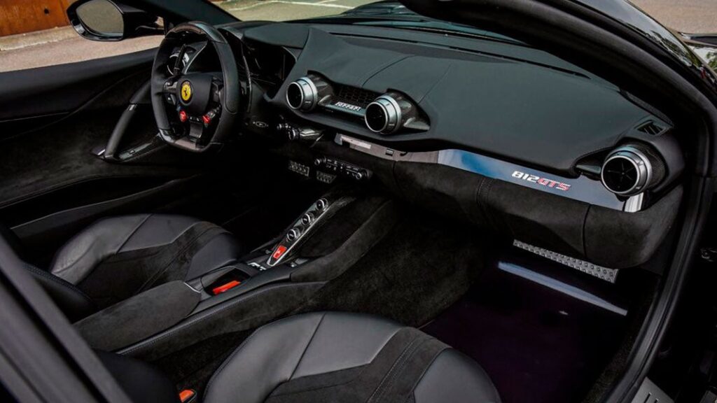 imgi_57_Ferrari-812-GTS-Black-Interior-2